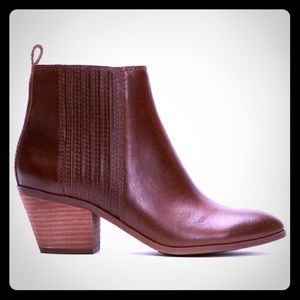 FRYE Jacy Chelsea Bootie - NEW IN BOX!